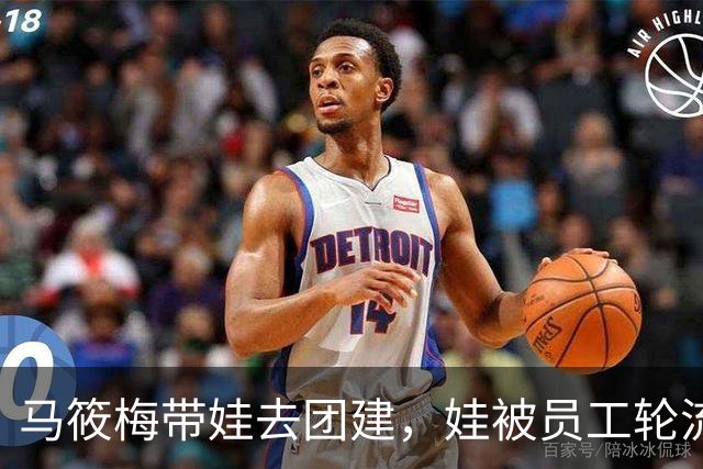 马筱梅带娃去团建，娃被员工轮流抱，她坐后面直播吃酸辣粉